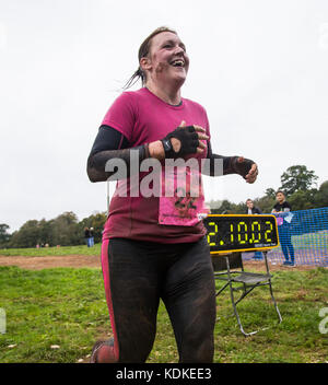 East Budleigh, Devon, 14 Ott 17 concorrenti rendono al traguardo. Il Commando Challenge è un evento annuale tenutasi il Woodbury Common, Devon, dove i Royal Marines regolarmente in treno. Team corrono 5 o 10K attraverso terreni accidentati e attraverso molti ostacoli. Credit: Foto centrale/Alamy Live News Foto Stock