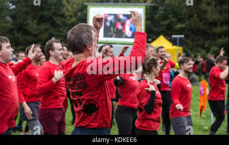 East Budleigh, Devon, 14 Ott 17 partecipanti al warm up. Il Commando Challenge è un evento annuale tenutasi il Woodbury Common, Devon, dove i Royal Marines regolarmente in treno. Team corrono 5 o 10K attraverso terreni accidentati e attraverso molti ostacoli. Credit: Foto centrale/Alamy Live News Foto Stock