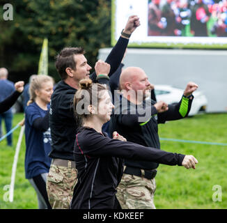 East Budleigh, Devon, 14 Ott 17 partecipanti al warm up. Il Commando Challenge è un evento annuale tenutasi il Woodbury Common, Devon, dove i Royal Marines regolarmente in treno. Team corrono 5 o 10K attraverso terreni accidentati e attraverso molti ostacoli. Credit: Foto centrale/Alamy Live News Foto Stock