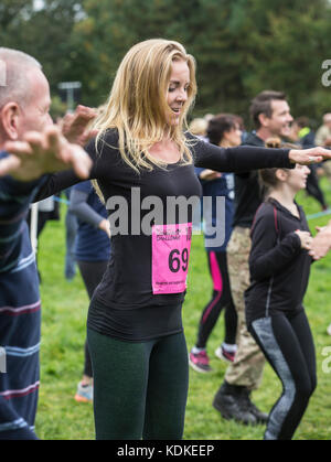 East Budleigh, Devon, 14 Ott 17 partecipanti al warm up. Il Commando Challenge è un evento annuale tenutasi il Woodbury Common, Devon, dove i Royal Marines regolarmente in treno. Team corrono 5 o 10K attraverso terreni accidentati e attraverso molti ostacoli. Credit: Foto centrale/Alamy Live News Foto Stock