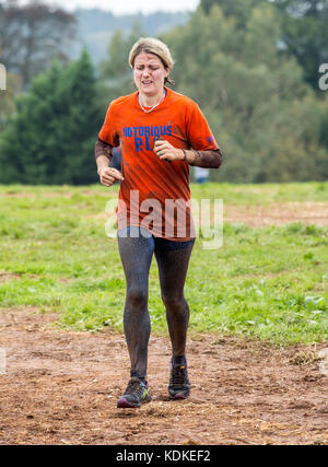 East Budleigh, Devon, 14 Ott 17 concorrenti rendono al traguardo. Il Commando Challenge è un evento annuale tenutasi il Woodbury Common, Devon, dove i Royal Marines regolarmente in treno. Team corrono 5 o 10K attraverso terreni accidentati e attraverso molti ostacoli. Credit: Foto centrale/Alamy Live News Foto Stock