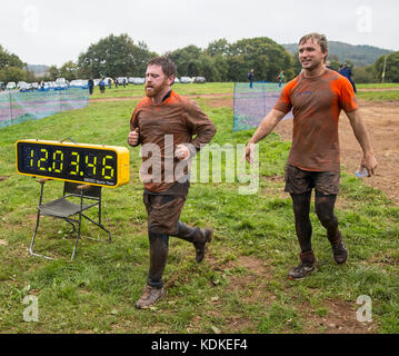 East Budleigh, Devon, 14 Ott 17 concorrenti rendono al traguardo. Il Commando Challenge è un evento annuale tenutasi il Woodbury Common, Devon, dove i Royal Marines regolarmente in treno. Team corrono 5 o 10K attraverso terreni accidentati e attraverso molti ostacoli. Credit: Foto centrale/Alamy Live News Foto Stock