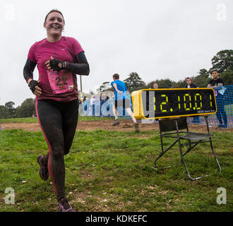 East Budleigh, Devon, 14 Ott 17 concorrenti rendono al traguardo. Il Commando Challenge è un evento annuale tenutasi il Woodbury Common, Devon, dove i Royal Marines regolarmente in treno. Team corrono 5 o 10K attraverso terreni accidentati e attraverso molti ostacoli. Credit: Foto centrale/Alamy Live News Foto Stock