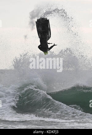 Gli sciatori a getto di godersi il tempo a Bournemouth Beach, Dorset, UK Credit: finnbarr webster/alamy live news Foto Stock