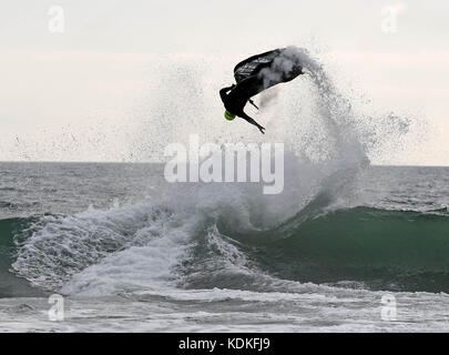 Gli sciatori a getto di godersi il tempo a Bournemouth Beach, Dorset, UK Credit: finnbarr webster/alamy live news Foto Stock