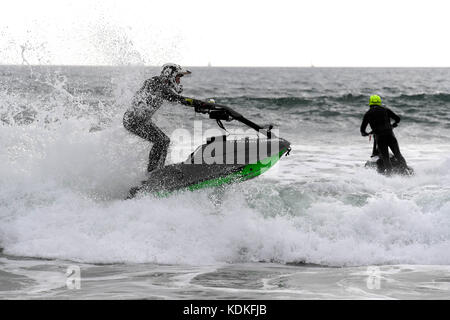 Gli sciatori a getto di godersi il tempo a Bournemouth Beach, Dorset, UK Credit: finnbarr webster/alamy live news Foto Stock