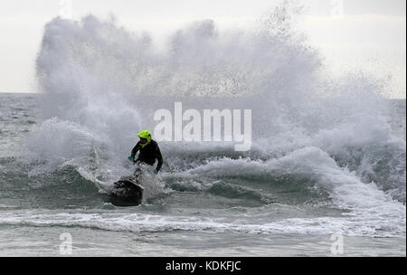 Gli sciatori a getto di godersi il tempo a Bournemouth Beach, Dorset, UK Credit: finnbarr webster/alamy live news Foto Stock