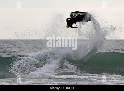 Gli sciatori a getto di godersi il tempo a Bournemouth Beach, Dorset, UK Credit: finnbarr webster/alamy live news Foto Stock