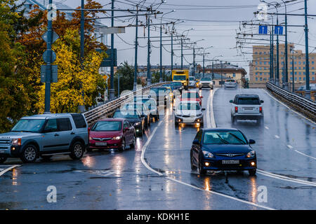 Meteo russa di Mosca. Sabato, 14 ottobre 2017. piovosa giornata a sopraggitto. la temperatura +6с (+43f). piuttosto scuro esterno anche al mattino. La gente preferisce rimanere a casa. strade e parchi sono quasi vuoti. dark umido del mattino nella città, una linea di auto si muove lungo la strada di overhead. Credito: Alex immagini/alamy live news Foto Stock