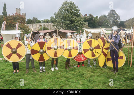 Hastings, Regno Unito. 14 ottobre, 2017. Hastings, East Sussex, Regno Unito. Xiv oct, 2017. Una rievocazione storica della Battaglia di Hastings all Abbazia di Battle Hastings, East Sussex organizzato dalla English Heritage per contrassegnare la 951st anniversario combattuto il 14 ottobre 1066 tra l'esercito Norman-French di William, il duca di Normandia e un esercito inglese sotto il re anglosassone Harold Godwinson, inizio la conquista normanna di Inghilterra.Credit: amer ghazzal/Alamy Live News Foto Stock