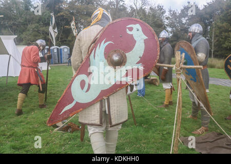 Hastings, Regno Unito. 14 ottobre, 2017. Hastings, East Sussex, Regno Unito. Xiv oct, 2017. Una rievocazione storica della Battaglia di Hastings all Abbazia di Battle Hastings, East Sussex organizzato dalla English Heritage per contrassegnare la 951st anniversario combattuto il 14 ottobre 1066 tra l'esercito Norman-French di William, il duca di Normandia e un esercito inglese sotto il re anglosassone Harold Godwinson, inizio la conquista normanna di Inghilterra.Credit: amer ghazzal/Alamy Live News Foto Stock