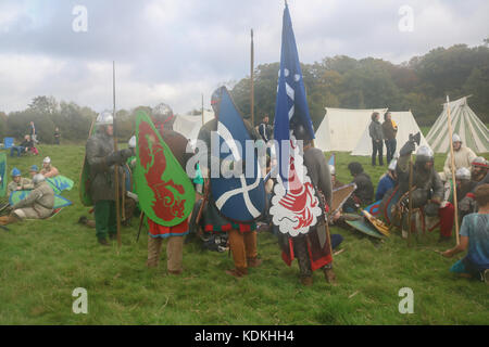 Hastings, Regno Unito. 14 ottobre, 2017. Hastings, East Sussex, Regno Unito. Xiv oct, 2017. Una rievocazione storica della Battaglia di Hastings all Abbazia di Battle Hastings, East Sussex organizzato dalla English Heritage per contrassegnare la 951st anniversario combattuto il 14 ottobre 1066 tra l'esercito Norman-French di William, il duca di Normandia e un esercito inglese sotto il re anglosassone Harold Godwinson, inizio la conquista normanna di Inghilterra.Credit: amer ghazzal/Alamy Live News Foto Stock