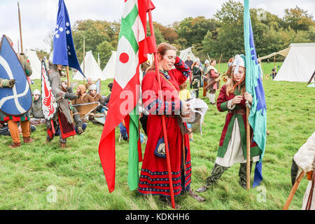 Hastings, Regno Unito. 14 ottobre, 2017. Hastings, East Sussex, Regno Unito. Xiv oct, 2017. Una rievocazione storica della Battaglia di Hastings all Abbazia di Battle Hastings, East Sussex organizzato dalla English Heritage per contrassegnare la 951st anniversario combattuto il 14 ottobre 1066 tra l'esercito Norman-French di William, il duca di Normandia e un esercito inglese sotto il re anglosassone Harold Godwinson, inizio la conquista normanna di Inghilterra.Credit: amer ghazzal/Alamy Live News Foto Stock