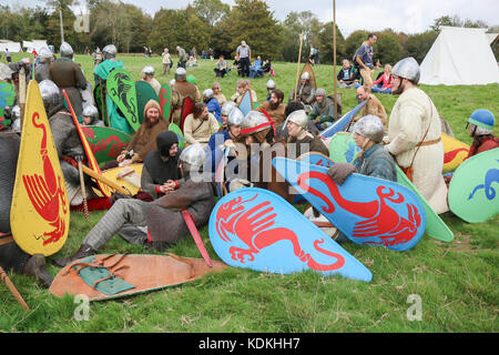 Hastings, Regno Unito. 14 ottobre, 2017. Hastings, East Sussex, Regno Unito. Xiv oct, 2017. Una rievocazione storica della Battaglia di Hastings all Abbazia di Battle Hastings, East Sussex organizzato dalla English Heritage per contrassegnare la 951st anniversario combattuto il 14 ottobre 1066 tra l'esercito Norman-French di William, il duca di Normandia e un esercito inglese sotto il re anglosassone Harold Godwinson, inizio la conquista normanna di Inghilterra.Credit: amer ghazzal/Alamy Live News Foto Stock