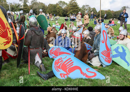 Hastings, Regno Unito. 14 ottobre, 2017. Hastings, East Sussex, Regno Unito. Xiv oct, 2017. Una rievocazione storica della Battaglia di Hastings all Abbazia di Battle Hastings, East Sussex organizzato dalla English Heritage per contrassegnare la 951st anniversario combattuto il 14 ottobre 1066 tra l'esercito Norman-French di William, il duca di Normandia e un esercito inglese sotto il re anglosassone Harold Godwinson, inizio la conquista normanna di Inghilterra.Credit: amer ghazzal/Alamy Live News Foto Stock