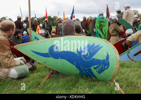 Hastings, Regno Unito. 14 ottobre, 2017. Hastings, East Sussex, Regno Unito. Xiv oct, 2017. Una rievocazione storica della Battaglia di Hastings all Abbazia di Battle Hastings, East Sussex organizzato dalla English Heritage per contrassegnare la 951st anniversario combattuto il 14 ottobre 1066 tra l'esercito Norman-French di William, il duca di Normandia e un esercito inglese sotto il re anglosassone Harold Godwinson, inizio la conquista normanna di Inghilterra.Credit: amer ghazzal/Alamy Live News Foto Stock