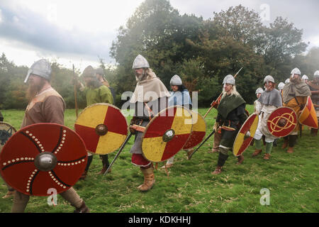 Hastings, Regno Unito. 14 ottobre, 2017. Hastings, East Sussex, Regno Unito. Xiv oct, 2017. Una rievocazione storica della Battaglia di Hastings all Abbazia di Battle Hastings, East Sussex organizzato dalla English Heritage per contrassegnare la 951st anniversario combattuto il 14 ottobre 1066 tra l'esercito Norman-French di William, il duca di Normandia e un esercito inglese sotto il re anglosassone Harold Godwinson, inizio la conquista normanna di Inghilterra.Credit: amer ghazzal/Alamy Live News Foto Stock