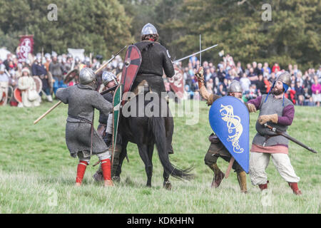 Hastings, Regno Unito. 14 ottobre, 2017. Una rievocazione storica della Battaglia di Hastings all Abbazia di Battle Hastings, East Sussex organizzato dalla English Heritage per contrassegnare la 951st anniversario combattuto il 14 ottobre 1066 tra l'esercito Norman-French di William, il duca di Normandia e un esercito inglese sotto il re anglosassone Harold Godwinson, inizio la conquista normanna di Inghilterra Credito: amer ghazzal/Alamy Live News Foto Stock