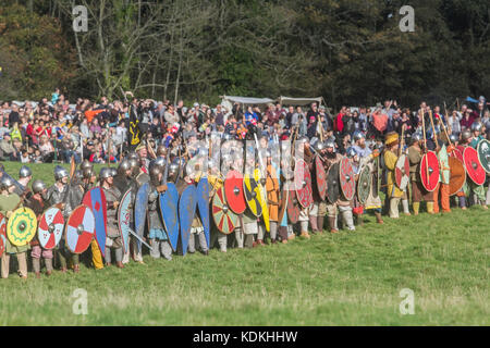 Hastings, Regno Unito. 14 ottobre, 2017. Una rievocazione storica della Battaglia di Hastings all Abbazia di Battle Hastings, East Sussex organizzato dalla English Heritage per contrassegnare la 951st anniversario combattuto il 14 ottobre 1066 tra l'esercito Norman-French di William, il duca di Normandia e un esercito inglese sotto il re anglosassone Harold Godwinson, inizio la conquista normanna di Inghilterra Credito: amer ghazzal/Alamy Live News Foto Stock