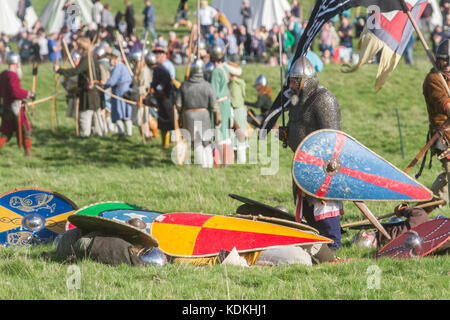 Hastings, Regno Unito. 14 ottobre, 2017. Una rievocazione storica della Battaglia di Hastings all Abbazia di Battle Hastings, East Sussex organizzato dalla English Heritage per contrassegnare la 951st anniversario combattuto il 14 ottobre 1066 tra l'esercito Norman-French di William, il duca di Normandia e un esercito inglese sotto il re anglosassone Harold Godwinson, inizio la conquista normanna di Inghilterra Credito: amer ghazzal/Alamy Live News Foto Stock