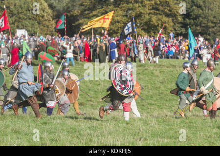 Hastings, Regno Unito. 14 ottobre, 2017. Una rievocazione storica della Battaglia di Hastings all Abbazia di Battle Hastings, East Sussex organizzato dalla English Heritage per contrassegnare la 951st anniversario combattuto il 14 ottobre 1066 tra l'esercito Norman-French di William, il duca di Normandia e un esercito inglese sotto il re anglosassone Harold Godwinson, inizio la conquista normanna di Inghilterra Credito: amer ghazzal/Alamy Live News Foto Stock