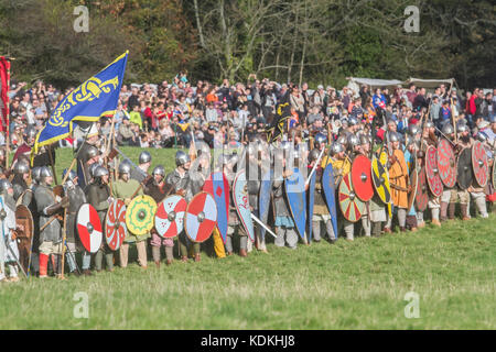 Hastings, Regno Unito. 14 ottobre, 2017. Una rievocazione storica della Battaglia di Hastings all Abbazia di Battle Hastings, East Sussex organizzato dalla English Heritage per contrassegnare la 951st anniversario combattuto il 14 ottobre 1066 tra l'esercito Norman-French di William, il duca di Normandia e un esercito inglese sotto il re anglosassone Harold Godwinson, inizio la conquista normanna di Inghilterra Credito: amer ghazzal/Alamy Live News Foto Stock