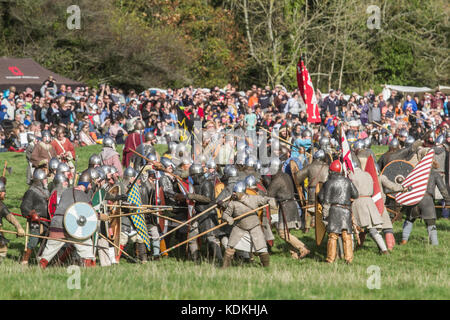 Hastings, Regno Unito. 14 ottobre, 2017. Una rievocazione storica della Battaglia di Hastings all Abbazia di Battle Hastings, East Sussex organizzato dalla English Heritage per contrassegnare la 951st anniversario combattuto il 14 ottobre 1066 tra l'esercito Norman-French di William, il duca di Normandia e un esercito inglese sotto il re anglosassone Harold Godwinson, inizio la conquista normanna di Inghilterra Credito: amer ghazzal/Alamy Live News Foto Stock