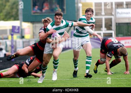 Newcastle upon Tyne, Inghilterra, 14 ottobre 2017. Adam Radwan dei Newcastle Falcons è placcato nella partita di European Rugby Challenge Cup contro i Dragons a Kingston Park. Crediti: Colin Edwards/Alamy Live News. Foto Stock