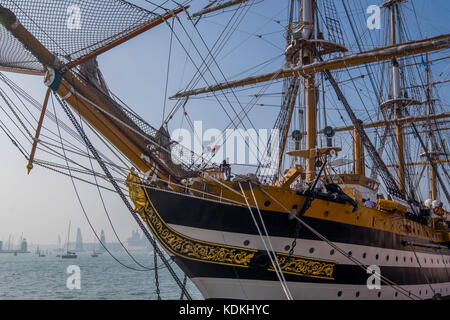 Venezia, Italia. 14 ottobre, 2017. L'aeroporto Amerigo Vespucci è a tall ship della marina militare, che prende il nome dall'esploratore Amerigo Vespucci. la sua porta di casa è livorno, Italia, ed è in uso come nave scuola. oggi per una visita a Venezia © Alessandro mazzola/risveglio/alamy live news Foto Stock