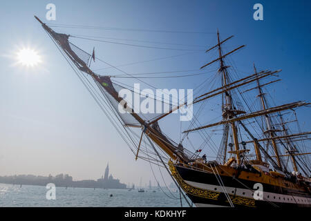 Venezia, Italia. 14 ottobre, 2017. L'aeroporto Amerigo Vespucci è a tall ship della marina militare, che prende il nome dall'esploratore Amerigo Vespucci. la sua porta di casa è livorno, Italia, ed è in uso come nave scuola. oggi per una visita a Venezia © Alessandro mazzola/risveglio/alamy live news Foto Stock