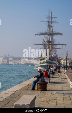 Venezia, Italia. 14 ottobre, 2017. L'aeroporto Amerigo Vespucci è a tall ship della marina militare, che prende il nome dall'esploratore Amerigo Vespucci. la sua porta di casa è livorno, Italia, ed è in uso come nave scuola. oggi per una visita a Venezia © Alessandro mazzola/risveglio/alamy live news Foto Stock