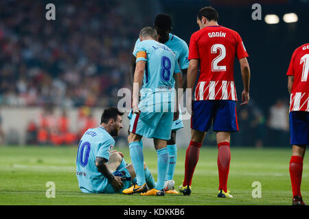 Madrid, Spagna. 14 ottobre, 2017. Madrid, Spagna. 14 ottobre, 2017. Andrés Iniesta Luján (8) FC Barcellona il giocatore. Diego Roberto Godin Leal (2) Atletico de Madrid il lettore.Rafael Alcantara do Nascimento (12) FC Barcellona il giocatore. La Liga tra Atlético de Madrid vs FC Barcellona a Wanda Metropolitano stadium in Madrid, Spagna, 14 ottobre 2017 . Credito: Gtres Información más Comuniación on line, S.L./Alamy Live News Foto Stock