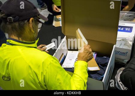 Poznan, Wielkopolska, Polonia. 14 ottobre 2017. 14 ottobre 2017 - Poznan, Polonia - il giorno prima della Maratona di Poznan la città è dominata da migliaia di corridori provenienti da tutto il mondo. I concorrenti hanno ricevuto i loro pacchetti di partenza e hanno potuto partecipare alla fiera Poznan Sport Expo. Nella figura: Il partecipante con lo starter pack. Crediti: Dawid Tatarkiewicz/ZUMA Wire/Alamy Live News Foto Stock