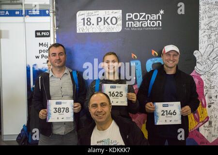 Poznan, Wielkopolska, Polonia. 14 ottobre 2017. 14 ottobre 2017 - Poznan, Polonia - il giorno prima della Maratona di Poznan la città è dominata da migliaia di corridori provenienti da tutto il mondo. I concorrenti hanno ricevuto i loro pacchetti di partenza e hanno potuto partecipare alla fiera Poznan Sport Expo. Nella foto: Partecipanti. Crediti: Dawid Tatarkiewicz/ZUMA Wire/Alamy Live News Foto Stock