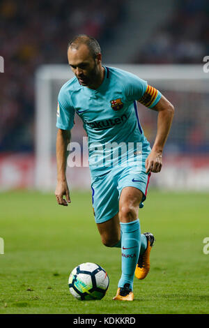 Madrid, Spagna. 14 ottobre, 2017. Andrés Iniesta Luján (8) FC Barcellona il giocatore. La Liga tra Atlético de Madrid vs FC Barcellona a Wanda Metropolitano stadium in Madrid, Spagna, 14 ottobre 2017 . Credito: Gtres Información más Comuniación on line, S.L./Alamy Live News Foto Stock