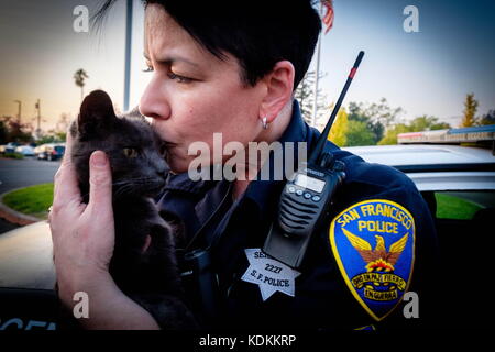 Santa Rosa, California, Stati Uniti d'America. Decimo oct, 2017. sergente sherry hicks di San Francisco in California il dipartimento di polizia con un gatto si trova nelle rovine di Santa Rosa, California quartiere distrutti in questo settimane mortale di incendi. Credito: Pietro thoshinsky/zuma filo/alamy live news Foto Stock