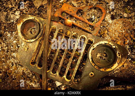 Santa Rosa, California, Stati Uniti. 9 ottobre 2017. La griglia di una jeep Willys tra i derby dopo gli incendi mortali si è spostata nella regione questa settimana. Crediti: Peter Thoshinsky/ZUMA Wire/Alamy Live News Foto Stock