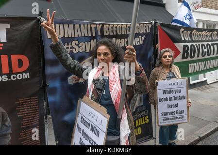 Londra, Regno Unito. 14 settembre 2017. i diritti umani gruppo Inminds proteste al di fuori di Jason Atherton la poco sociale ristorante Mayfair, richiamando su di lui e lo chef capo Cary Dockerty a non rompere la chiamata palestinese per un boicottaggio culturale di Israele partecipando in Brand Israele evento culinario "Tavole rotonde" di Tel Aviv nel novembre 2017. Credito: Peter Marshall / Alamy Live News Foto Stock