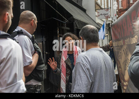 Londra, Regno Unito. 14 settembre 2017. La polizia di parlare brevemente con i diritti umani gruppo Inminds come hanno impostato la loro protesta al di fuori di Jason Atherton la poco sociale ristorante Mayfair, richiamando su di lui e lo chef capo Cary Dockerty a non rompere la chiamata palestinese per un boicottaggio culturale di Israele partecipando in Brand Israele evento culinario "Tavole rotonde" di Tel Aviv nel novembre 2017. Credito: Peter Marshall / Alamy Live News Foto Stock