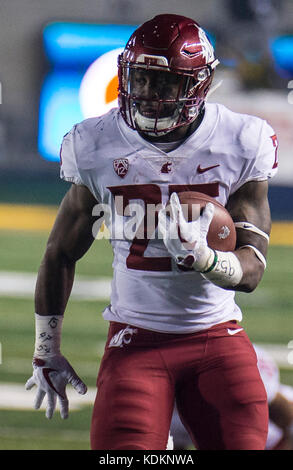 California Memorial Stadium. Xiii oct, 2017. U.S.A. Stato di Washington running back Jamal Morrow (25) statistiche di gioco 8 portanti per 53 metri durante il NCAA Football gioco tra Washington State Cougars e la California Golden Bears 37-3 persa in California Memorial Stadium. Thurman James/CSM/Alamy Live News Foto Stock