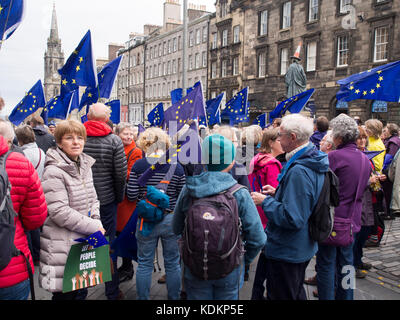 Edinburgh, Regno Unito - 14 Ottobre 2017: Pro sostenitori dell'UE mostrato come essi si radunavano per ascoltare speechs in un rally contro Bexit svoltasi a Edimburgo in Scozia come uno di un certo numero di incontri in tutto il Regno Unito per mostrare il supporto per continua ad essere membro dell'Unione europea. Credito: AC Immagini/Alamy Live News Foto Stock