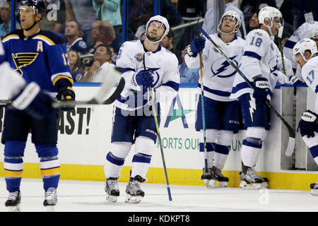 Tampa, Florida, Stati Uniti d'America. Xiv oct, 2017. DOUGLAS R. CLIFFORD | Orari.Tampa Bay Lightning centro Tyler Johnson (9) OROLOGI un replay del suo obiettivo durante il secondo periodo di sabato (10/14/17) gioco tra il Tampa Bay Lightning e la St Louis Blues a Amalie Arena a Tampa. Credito: Douglas R. Clifford/Tampa Bay volte/ZUMA filo/Alamy Live News Foto Stock