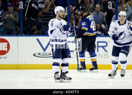 Tampa, Florida, Stati Uniti d'America. Xiv oct, 2017. DOUGLAS R. CLIFFORD | Orari.Tampa Bay Lightning centro Tyler Johnson (9) celebra il suo secondo periodo obiettivo durante il sabato (10/14/17) gioco tra il Tampa Bay Lightning e la St Louis Blues a Amalie Arena a Tampa. Credito: Douglas R. Clifford/Tampa Bay volte/ZUMA filo/Alamy Live News Foto Stock