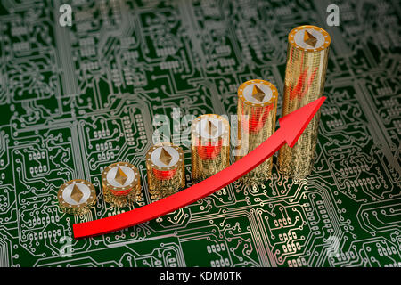 Monete in Ethereum dorato su circuito stampato - rendering 3D. Foto Stock