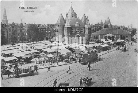 Una fotografia d'epoca di Nieuwmarkt ad Amsterdam, che mostra l'edificio De Waag e il tram 8. Questa immagine cattura la vita urbana e i mezzi di trasporto all'inizio del XX secolo ad Amsterdam. Foto Stock