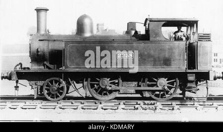 Una fotografia del motore n. 2238 della LNWR (London and North Western Railway), una locomotiva cisterna 2-4-0. Questo tipo di motore fu ampiamente utilizzato tra la fine del XIX e l'inizio del XX secolo per il trasporto di passeggeri e merci sulle ferrovie britanniche. Foto Stock