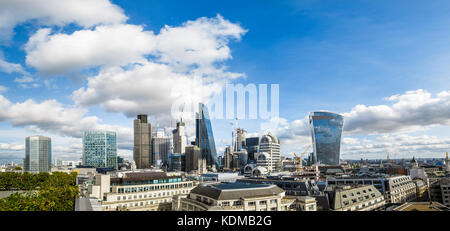 Panorama del quartiere finanziario della città di Londra con iconico alti grattacieli moderni inclusi la Cheesegrater, walkie-talkie e la torre 42 Foto Stock