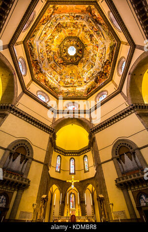 L'altare e la cupola del duomo di Firenze Foto Stock