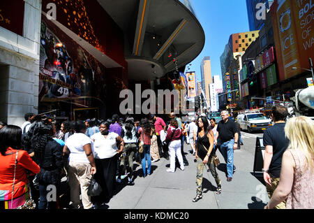 I visitatori in attesa di entrare nel museo delle cere di Madame Tussauds a Times Square a Manhattan, New York. Foto Stock