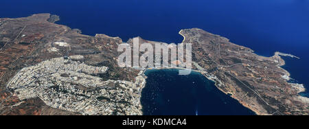 Una veduta aerea di Mellieha Bay a nord di Malta. Foto Stock